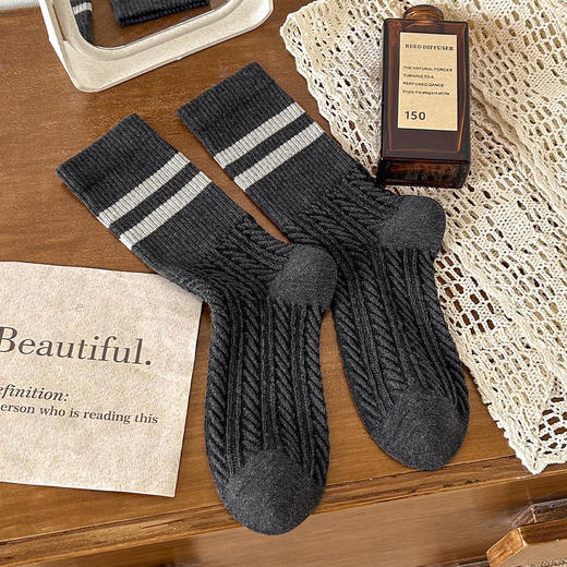 【潮系百搭堆堆袜】秋冬袜子 女中筒棉袜日系ins风复古麻花纹无骨袜 秋冬款女士堆堆潮袜 日系复古麻花袜  柔软无骨设计 潮流堆堆感  温暖又时髦 商品图5