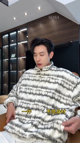 T6C37715SDSA男士秋冬新款痞帅男装宽松撞色肌理条纹拉链立领夹克百搭外套