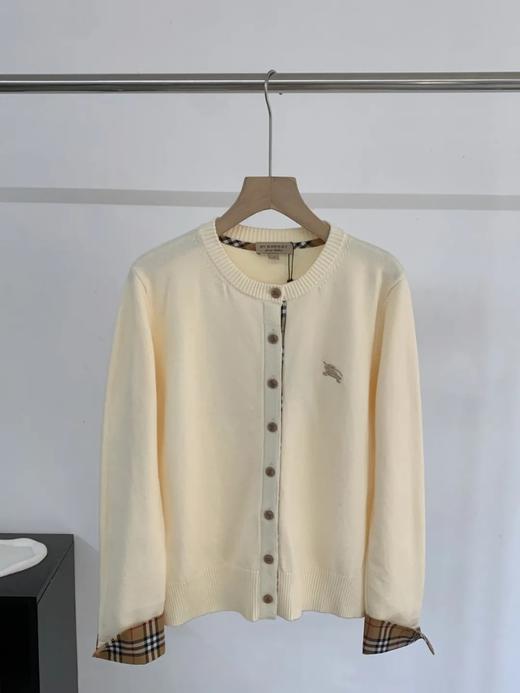 软糯~bur|战马 25秋冬精仿羊毛梭织经典格纹撞色圆领开衫！定制刻磨纽扣＋胸口刺绣学院风女针织外套 商品图2