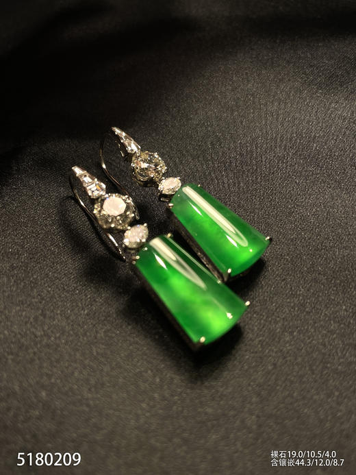 玻璃种艳绿无事牌耳坠【5180209】具体价格微信咨询 商品图1