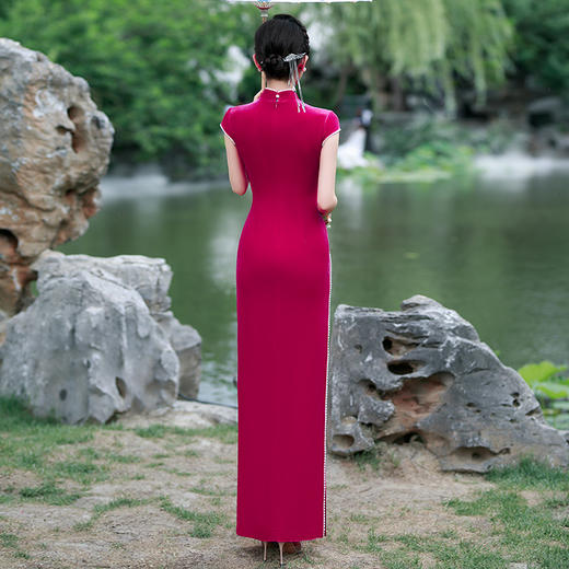 YD-4503走秀旗袍2025新款高端大气形体礼仪旗袍复古修身舞台珍珠丝绒玫红 商品图3