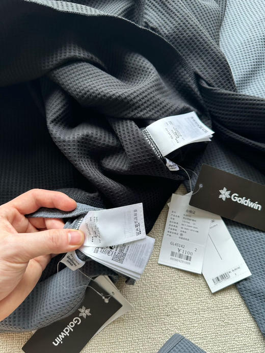 原单正品 Goldwin秋季SOLOTEX华夫格抗菌速干防晒长袖T恤，男女同款，颜色：黑色 灰色
尺码：M～XXL
原价1100 商品图8