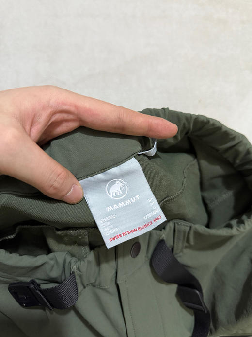 原单正品猛犸象Mammut户外工装长裤，多口袋设计防泼水面料，轻薄透气 四向弹力，两侧大口袋带拉链，后部也有拉链袋，腰围可调节 配套腰带 适合户外徒步登山场景

尺码S-XXL 黑色 绿色 商品图6