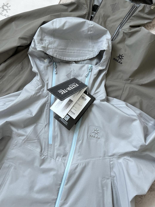 原单正品 KAILAS凯乐石 索松 运动户外徒步FLT防风防水透汽散热连帽冲锋衣，男女同款，
颜色：远天蓝 石莲灰
尺码：S～XXL 商品图4