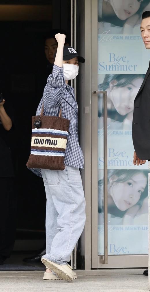 TD8-MIU MIU缪缪 Raffia 正面刺绣徽标 棉 手提单肩包 女款 可可色拼浅蓝色拼自然色(RG*MM) 商品图3