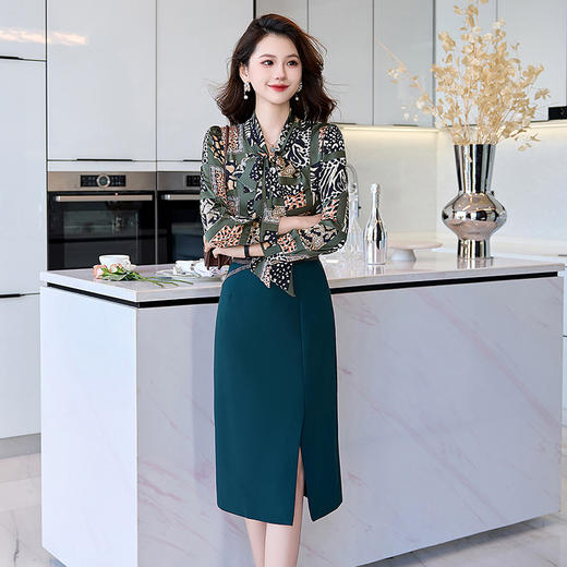 2025秋季上新优雅显瘦豹花上衣两件套HBLJRA985-6 商品图1