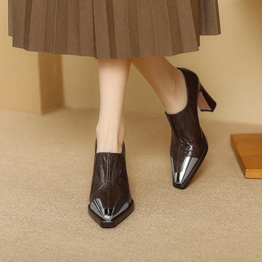 【预售5天】深口单鞋女尖头高跟鞋新款时尚英伦风防撞金属头黑色小皮鞋YSXY&YS7128 商品图1