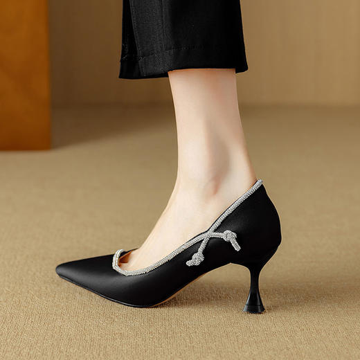 【预售5天】真皮气质白色高跟鞋女细跟春秋新款法式婚纱新娘鞋子中跟尖头单鞋DB&M6178 商品图3