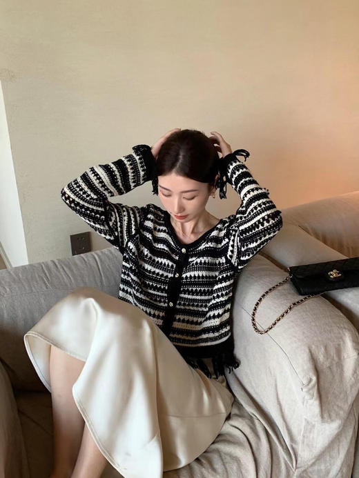 天猫同步【时髦复古】拉夏贝尔/La Chapelle复古小众流苏条纹长袖针织开衫女V领短款毛衣 商品图7