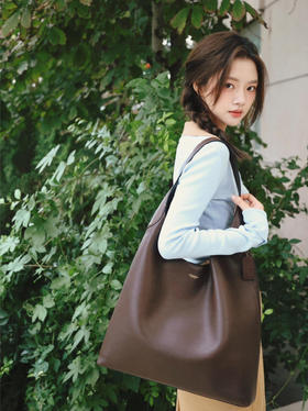 GZ215-蔻驰 Brooklyn 28 金色品牌Logo印花磁性按扣开合 粒面皮革 Hobo包手提单肩包(KS*MM)