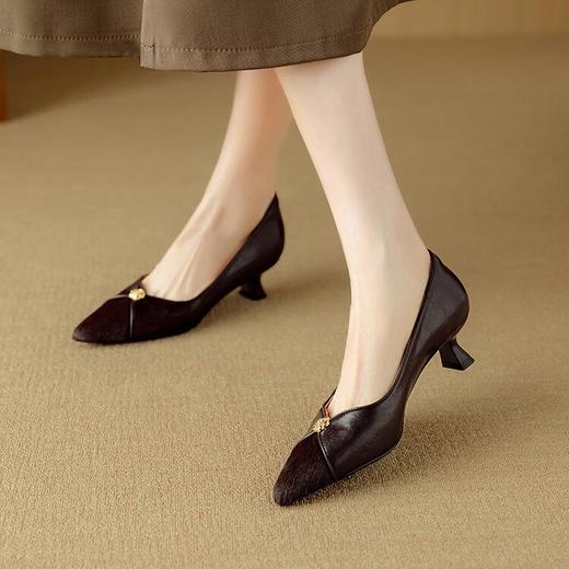 【预售5天】超级爆款~小香风马毛牛皮法式尖头猫跟山茶花V口单鞋DB&M6173 商品图0