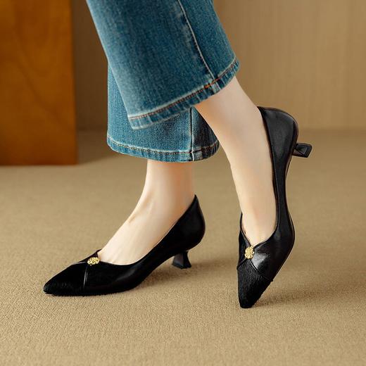 【预售5天】超级爆款~小香风马毛牛皮法式尖头猫跟山茶花V口单鞋DB&M6173 商品图3