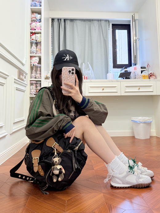 TD7-巴宝莉 The Rucksack 抽绳翻盖 聚酰胺亚克力纤维 书包双肩包 中号 女款 黑色(RG*MM) 商品图4