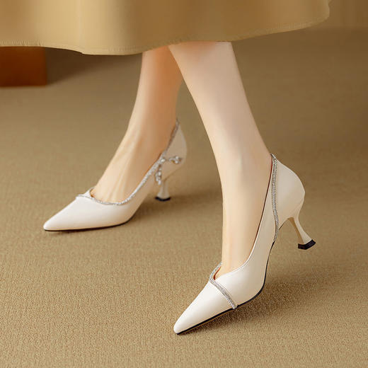 【预售5天】真皮气质白色高跟鞋女细跟春秋新款法式婚纱新娘鞋子中跟尖头单鞋DB&M6178 商品图2