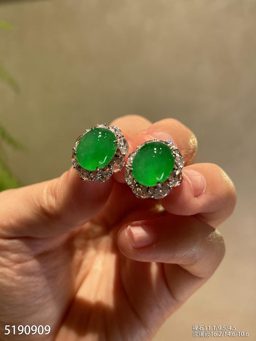 高冰种艳绿蛋面耳钉【5190909】具体价格微信咨询 商品图2