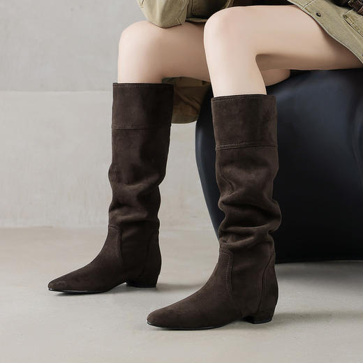 【预售7天】美拉德绒面尖头长靴女新款粗跟套筒堆堆靴显瘦宽筒不过膝靴子HCYYHD&6457 商品图4