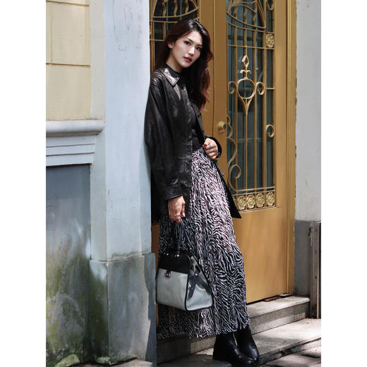 INSUN恩裳轻薄斑马纹不规则褶皱半身裙 商品图1