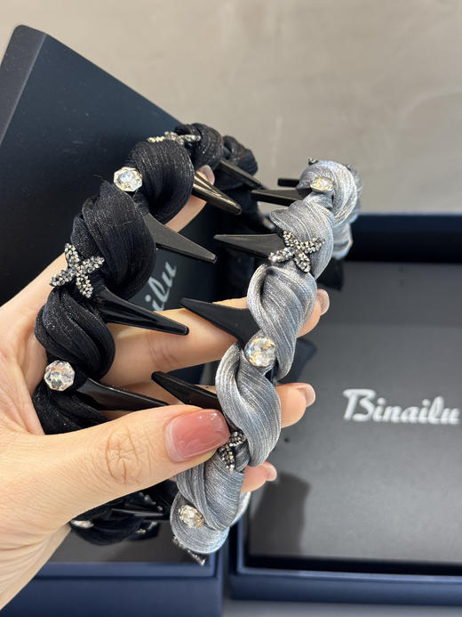 商场高货❗️【Binailu比奈鹿轻奢水钻大肠发圈、旺旺族小狗精致发圈六件套、赫本风高颅顶发箍】日本东京贵妇圈儿的主流款，把可爱和华丽捍头上！  一盒6款不重叠，送礼自用绝佳 商品图2