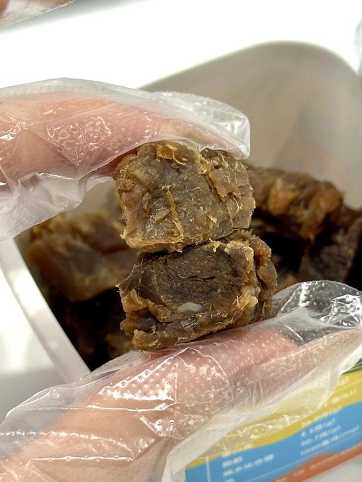 温州卤牛肉来啦，官旗原价69开团尝鲜59到手幸福口袋温州卤牛肉粒草饲牛肋条原切成粒 先卤后烤 3斤鲜牛肉才出1斤牛肉粒 外干内润 粒粒饱满 配料表干净基地直邮 商品图6