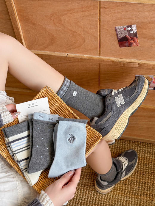 4双一组！2025秋冬无骨袜 可爱小狗 潮流纽扣饰品 格雷灰+浅蓝色色系 百搭中筒袜棉袜女 商品图0