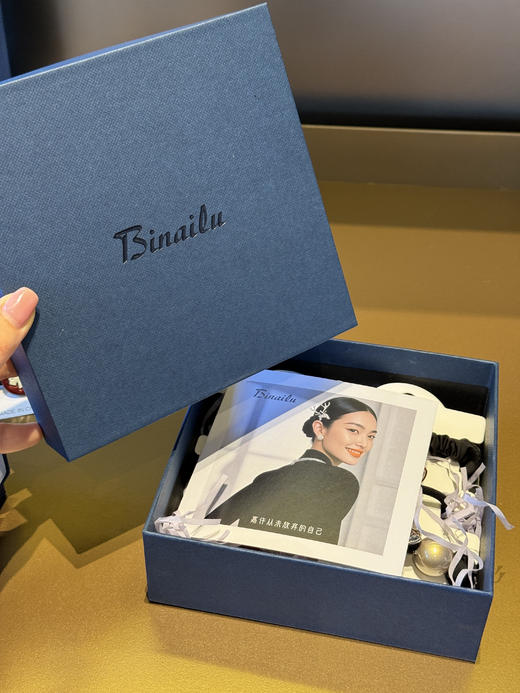 商场高货❗️【Binailu比奈鹿轻奢水钻大肠发圈、旺旺族小狗精致发圈六件套、赫本风高颅顶发箍】日本东京贵妇圈儿的主流款，把可爱和华丽捍头上！  一盒6款不重叠，送礼自用绝佳 商品图9