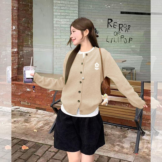 西遇长袖针织开衫女秋季新款韩系单排扣花朵圆领毛衣外套SS051543 商品图2