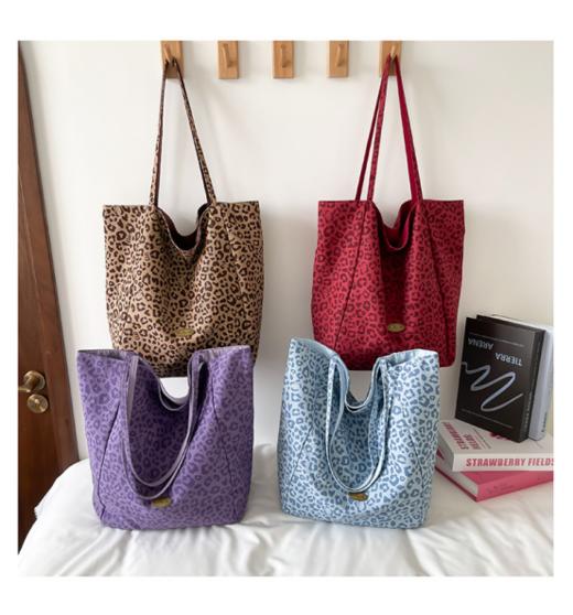 🌸早秋超吸睛✴️这款双面包绝了『安诺蓓德慵懒风双面托特包』一包两背的神仙设计🤩慵懒风满满🍂背上秒变ins博主🤗 ⚠️买1得2的神仙设计！背腻了换个面又是新包！  商品图0