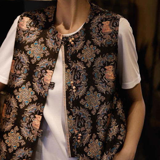 新中式宋锦亥猪纹马甲 | 仿古宋锦肌理感亥猪纹提花，行走的国风美学教科书【3-5天发货，周末顺延】 商品图5