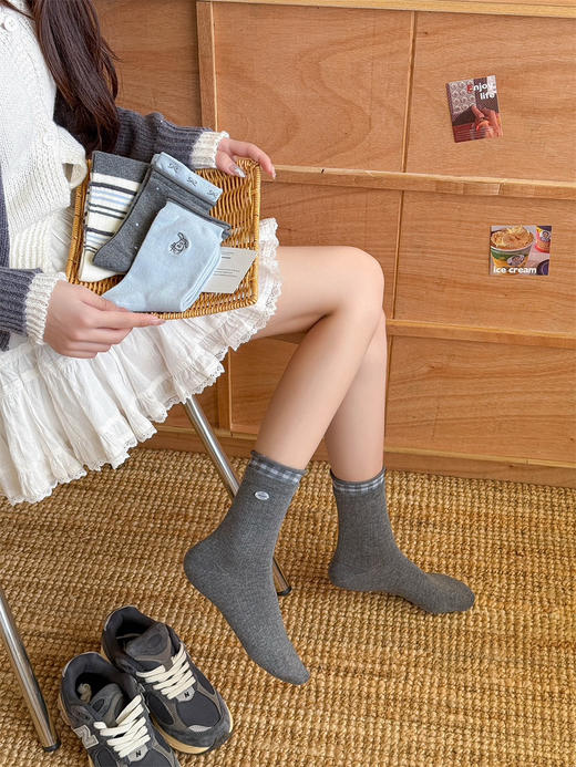 4双一组！2025秋冬无骨袜 可爱小狗 潮流纽扣饰品 格雷灰+浅蓝色色系 百搭中筒袜棉袜女 商品图5