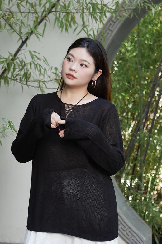 一周内发货【针织衫】秋款长袖针织衫，黑白两色，正适合现在就穿，比较薄，稍有点透，针织款~花姐朋友货源，高性价比款式！面料:1/10支仿麻包芯纱成分:100%腈纶 商品图7