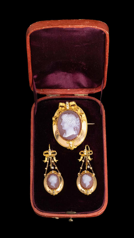 独角鹿西洋古董1850-1870年代法国拿破仑三世时期出品蝴蝶结造型18K黄金镶嵌天然海水珍珠及古典女神主题卡梅奥玉髓浮雕耳环及胸针套件 商品图0