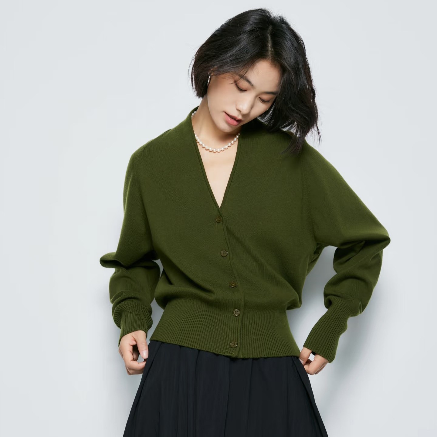 暗冷杉绿V领开衫 ， 温柔又慵懒的早秋气质（3-5天发货）
