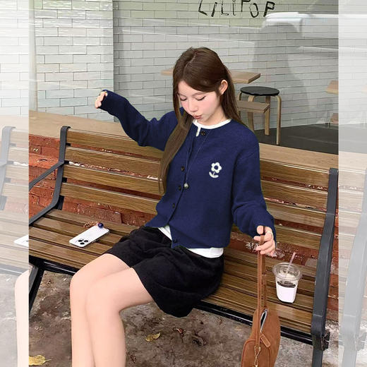 西遇长袖针织开衫女秋季新款韩系单排扣花朵圆领毛衣外套SS051543 商品图1