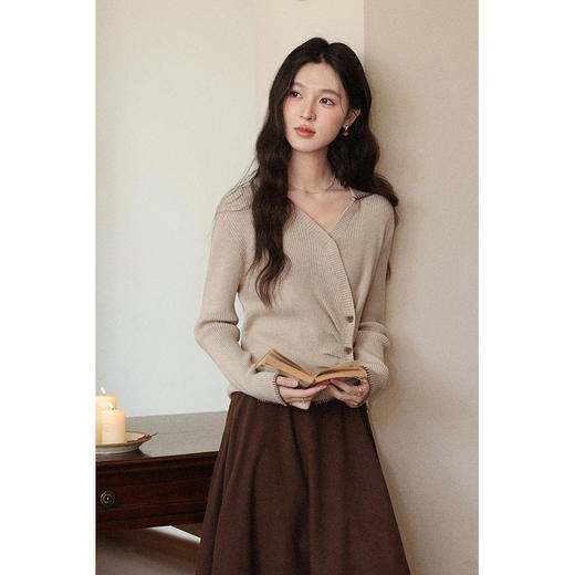 鹿向南「榛果拿铁」不规则咖米色长袖针织衫女秋季设计感修身上衣 商品图2