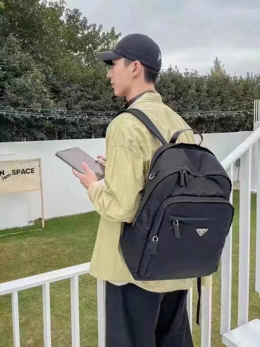 普拉达 Re-Nylon 时尚涂珐琅三角形金属徽标  背包双肩包 常规 男款 黑色（LZ） 商品图1