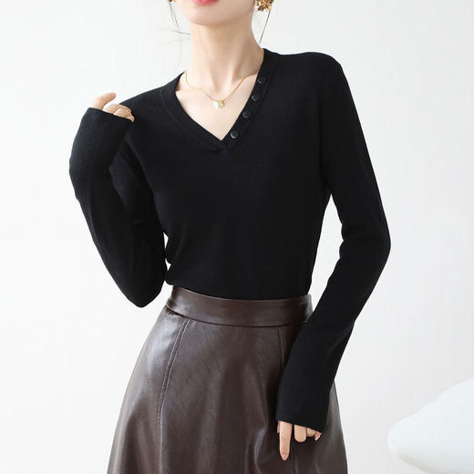 半身缘女装 秋季V领扣子装饰内搭针织打底衫毛衣VL001 商品图1