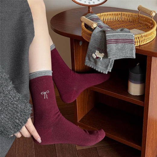 4双一组！2025秋冬女袜格雷灰+安可拉红经典色系搭配 可爱小狗 /Miu系风蝴蝶结 /条纹 中筒袜棉袜 商品图2