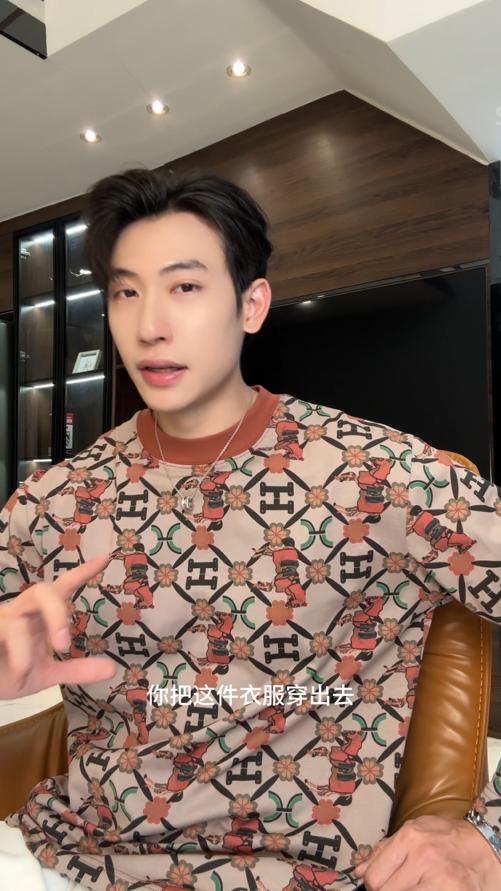 T4815SDSA男士秋冬新款痞帅男装潮牌满印字母花卉圆领长袖T恤时尚宽松 商品图0