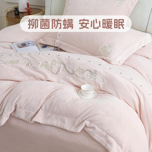 【230g高克重】雕花绒四件套 薄雾玫瑰/迷野蔷薇hl【锁温保暖】【细腻丰盈】【厚实温暖】【刺绣工艺】防静电导电丝 法式田园 浪漫复古 商品图1