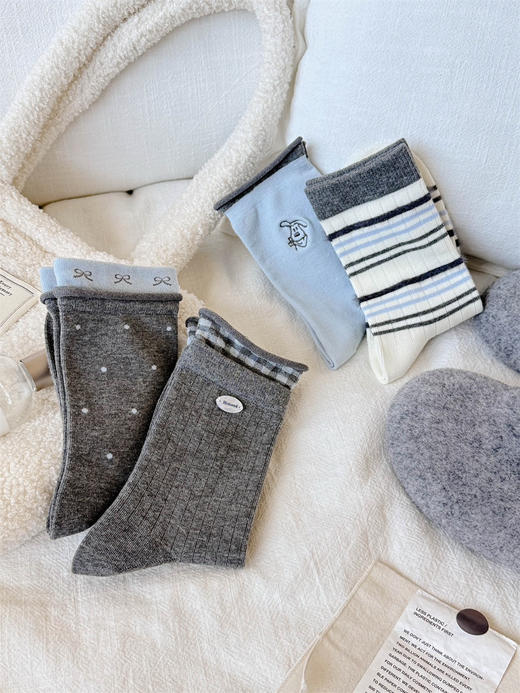 4双一组！2025秋冬无骨袜 可爱小狗 潮流纽扣饰品 格雷灰+浅蓝色色系 百搭中筒袜棉袜女 商品图8