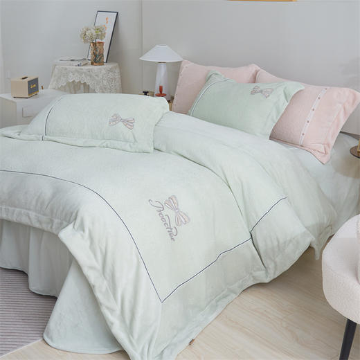 【230g高克重】雕花绒四件套 薄雾玫瑰/迷野蔷薇hl【锁温保暖】【细腻丰盈】【厚实温暖】【刺绣工艺】防静电导电丝 法式田园 浪漫复古 商品图8