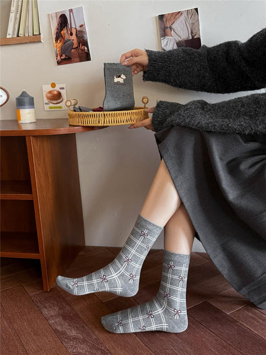 4双一组！2025秋冬女袜格雷灰+安可拉红经典色系搭配 可爱小狗 /Miu系风蝴蝶结 /条纹 中筒袜棉袜 商品图4