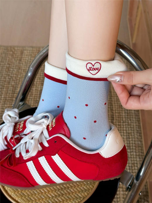 4双一组！2025秋冬无骨袜棉袜 毛茸卡通狗、翻边小爱心设计  浅蓝色和新年红的经典色系搭配 洋气中筒袜 商品图3
