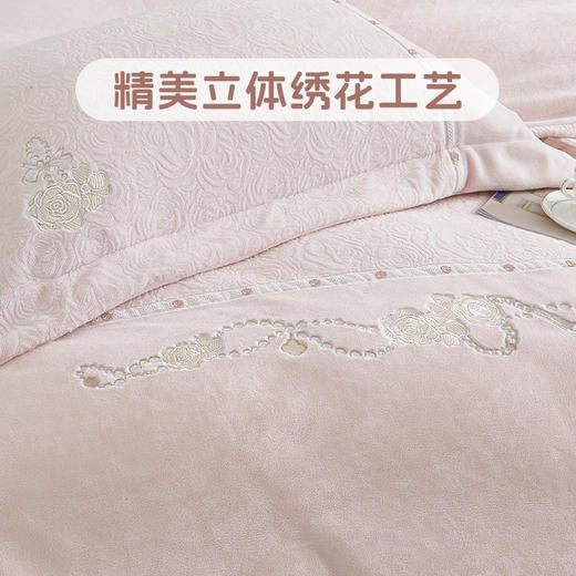 【230g高克重】雕花绒四件套 薄雾玫瑰/迷野蔷薇hl【锁温保暖】【细腻丰盈】【厚实温暖】【刺绣工艺】防静电导电丝 法式田园 浪漫复古 商品图2