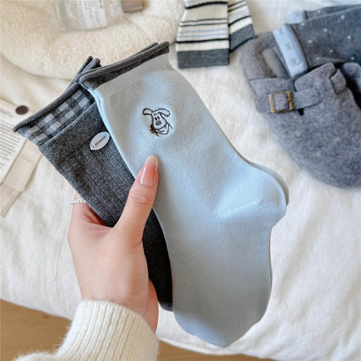 4双一组！2025秋冬无骨袜 可爱小狗 潮流纽扣饰品 格雷灰+浅蓝色色系 百搭中筒袜棉袜女 商品图3