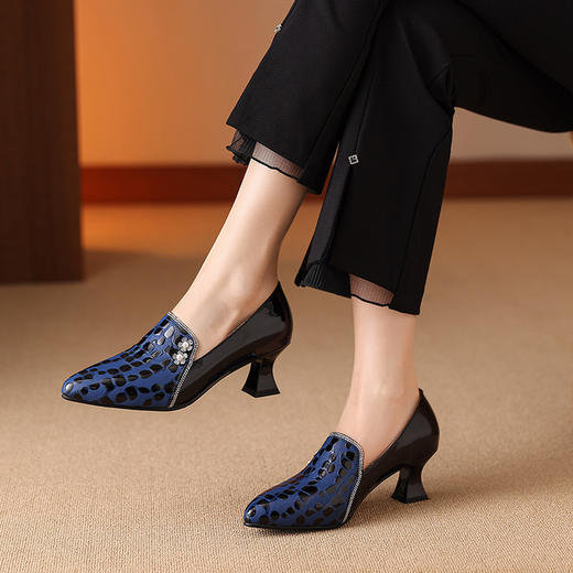 【预售5天】真皮中跟浅口单鞋女新款时尚尖头拼色中口一脚蹬皮鞋百搭妈妈鞋SY&h5010 商品图2