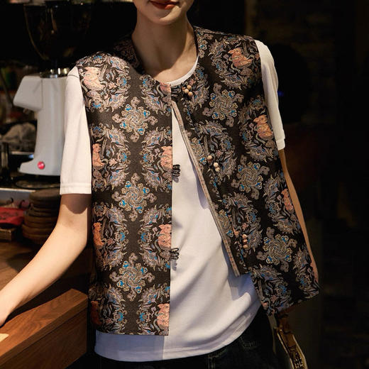 新中式宋锦亥猪纹马甲 | 仿古宋锦肌理感亥猪纹提花，行走的国风美学教科书【3-5天发货，周末顺延】 商品图4