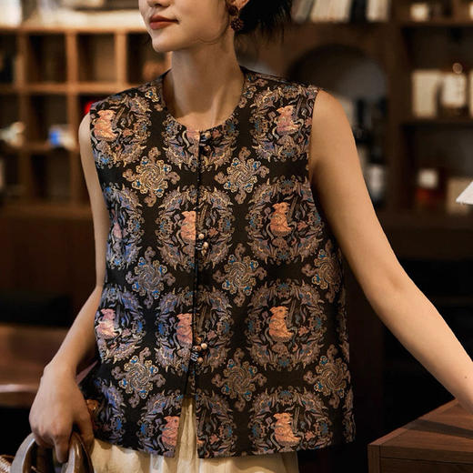 新中式宋锦亥猪纹马甲 | 仿古宋锦肌理感亥猪纹提花，行走的国风美学教科书【3-5天发货，周末顺延】 商品图6