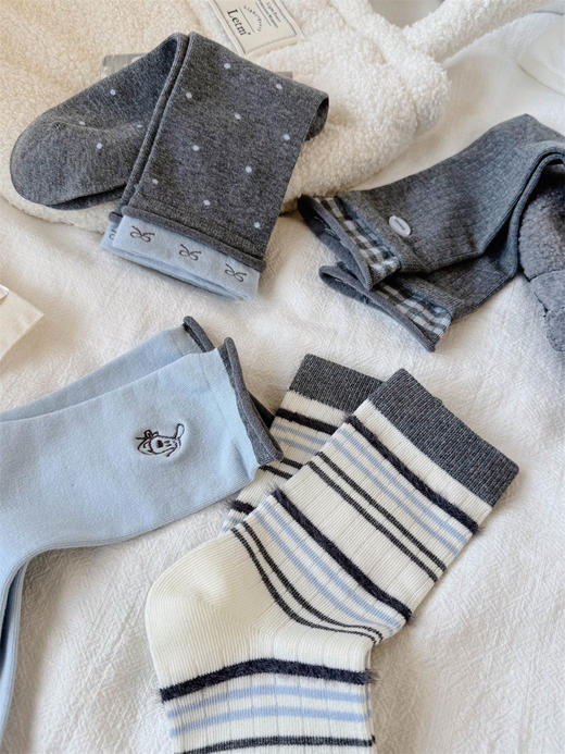 4双一组！2025秋冬无骨袜 可爱小狗 潮流纽扣饰品 格雷灰+浅蓝色色系 百搭中筒袜棉袜女 商品图4