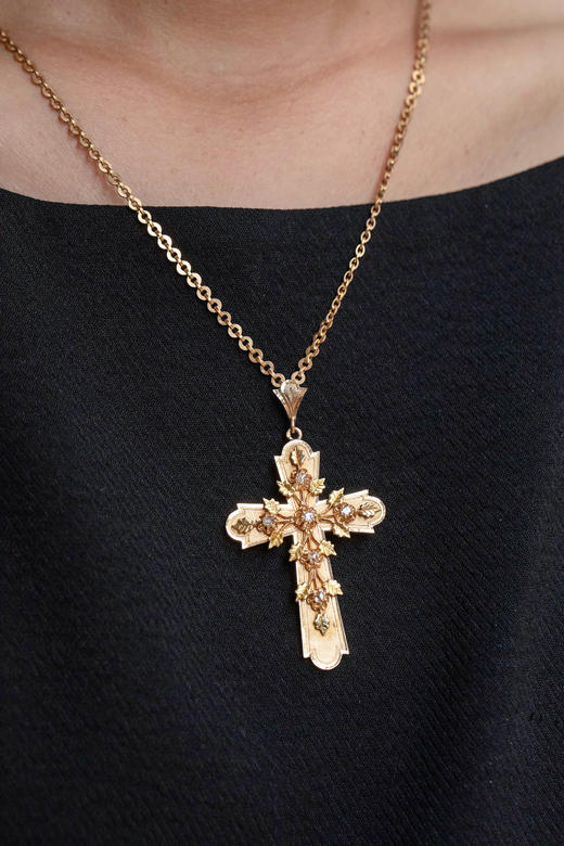 独角鹿西洋古董1850-1870年代法国拿破仑三世时期出品叶蔓主题18K黄金及玫瑰金精雕镶嵌钻石十字架造型吊坠 商品图1